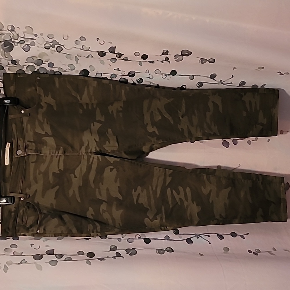 Levi's 🖤 camo skinny pants (#93)